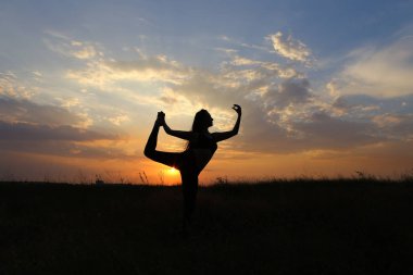 Çeşitli pozlar gösterilen ve bir alan açık havada dans ince kız