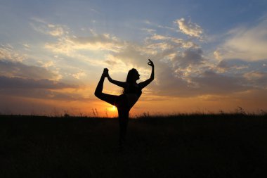 Çeşitli pozlar gösterilen ve bir alan açık havada dans ince kız