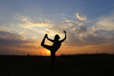 Çeşitli pozlar gösterilen ve bir alan açık havada dans ince kız