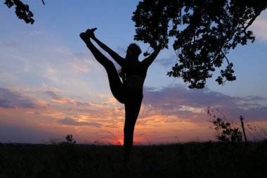 Çeşitli pozlar gösterilen ve alanında açık havada dans ince kız