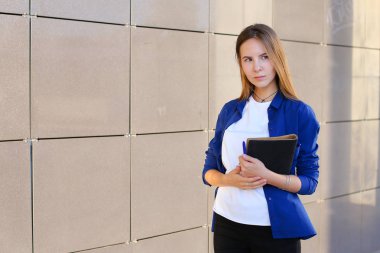 Sevimli öğrenci kız standları ve tarafına görünüyor, ajanda, S tutar