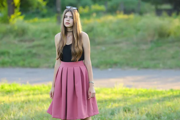 Giovane bella ragazza mostra emozioni piacere felicità — Foto Stock