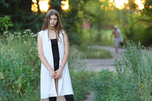 Giovane ragazza sulla natura mostra emozioni — Foto Stock