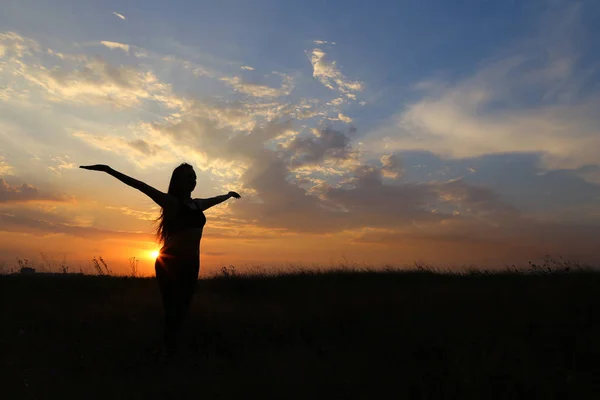 Slim girl showing various poses and dancing in a field outdoors — Stock Photo, Image