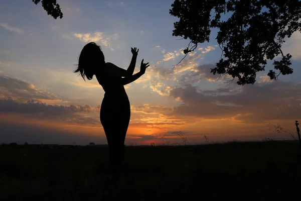 Chica delgada mostrando varias poses y bailando en un campo al aire libre — Foto de Stock