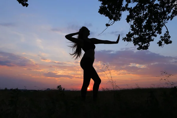 Çeşitli pozlar gösterilen ve alanında açık havada dans ince kız — Stok fotoğraf