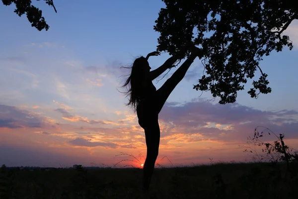 Chica delgada mostrando varias poses y bailando en el campo al aire libre en — Foto de Stock