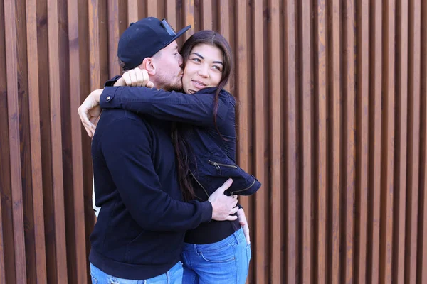 Liefhebbers van man en vrouw zoenen en knuffelen elkaar fluisteren — Stockfoto