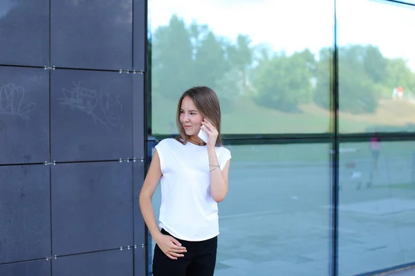 Business woman woman work near  business center speaks on phone — Stock Photo, Image