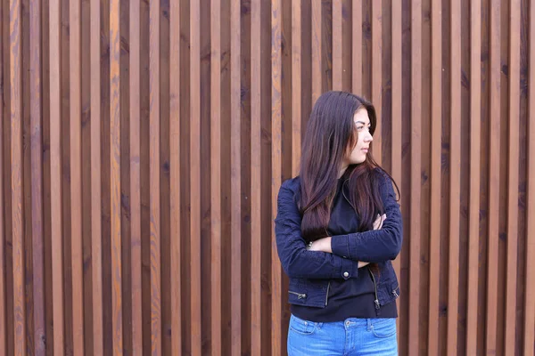 Hermosa mujer de pelo oscuro mira a un lado, dobló los brazos y st — Foto de Stock