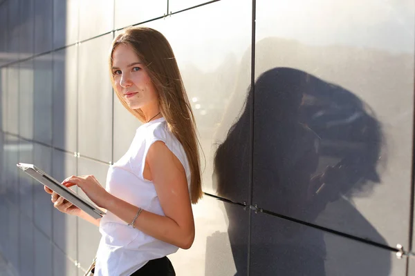 Mujer tableta de navegación en el centro de negocios — Foto de Stock