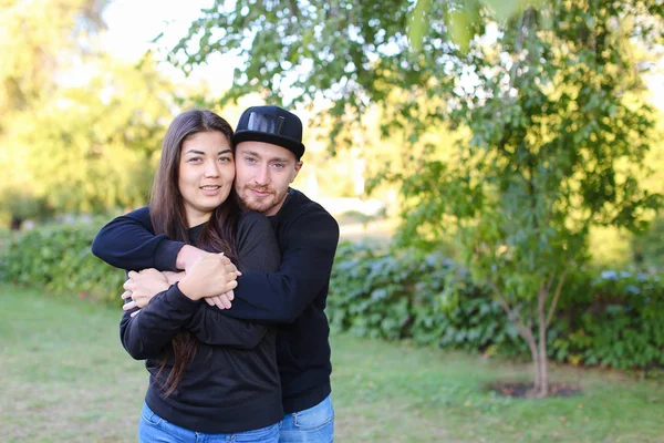 Linda pareja hablando y abrazándose, posando en la cámara y — Foto de Stock