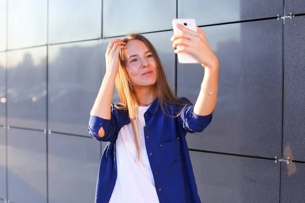 Encantadora linda chica fotografiada, hace fotos selfie y sonriendo — Foto de Stock