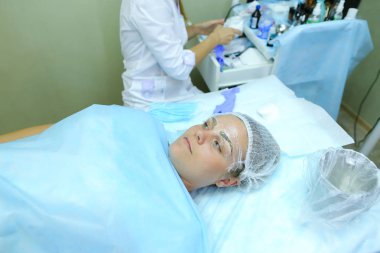 Genç kadın makyajcısı için otelde bir Resepsiyon geldi ve başlamak için bekler