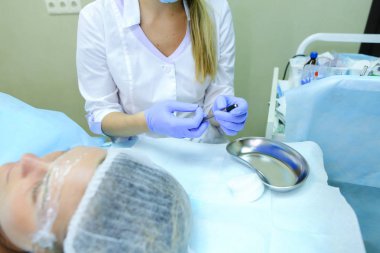 Boya ve pou tüpler genç çekici kadın browmaker açılır