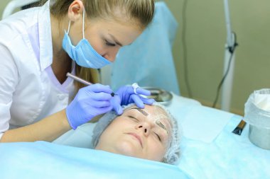 Fe çizim üzerinde çalışmaya konsantre kız ana mikrobleydingu