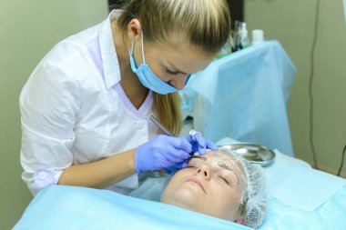 Fe çizim üzerinde çalışmaya konsantre kız ana mikrobleydingu