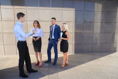 Sevimli genç adam, iş adamı, öğrenci tutar tablet el ve d