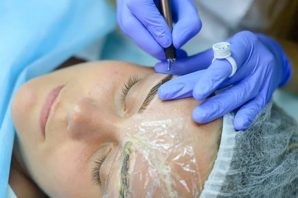 Fe çizim üzerinde çalışmaya konsantre kız ana mikrobleydingu