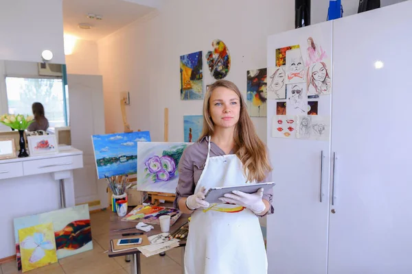Gadis Manis Memegang Dan Menggunakan Tablet. Artis Penampilan Eropa di — Stok Foto