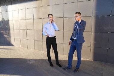 İki kendine güvenen genç adam, Girişimciler, fon üzerinde konuşan öğrenciler