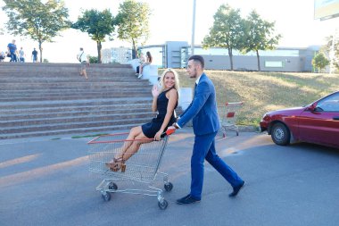 Şirin aktif genç insanlar, adam ve kızlar, öğrencilerin laug eğlenceler