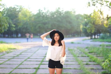 harika kadın şapka Asya günbatımı neşeli duygular kahkaha dans