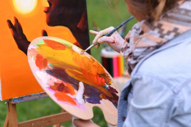 Kadın sanatçılar el tüpleri yağlı boya ahşap soluk üzerinde gelen sıkılmış