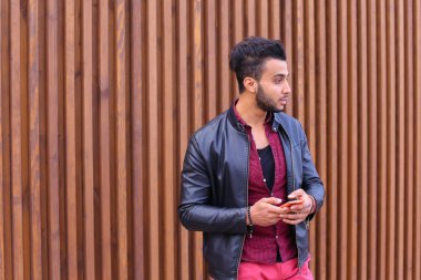 Şık genç adam elinde tutan sakallı ve kullandığı telefon smart,