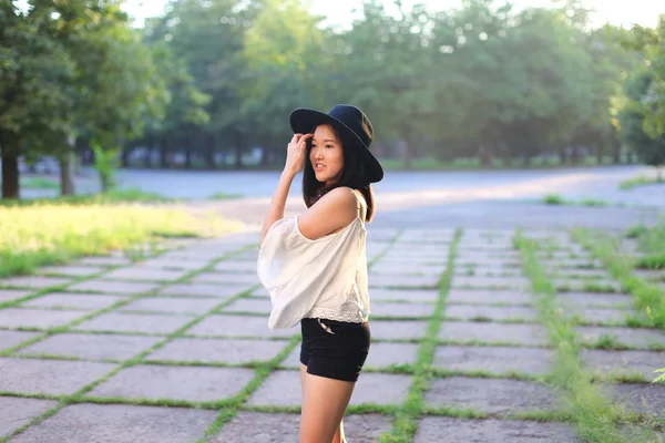 Fantastiskt kvinnliga hatt asiatiska sunset glada känslor skratt Dans — Stockfoto