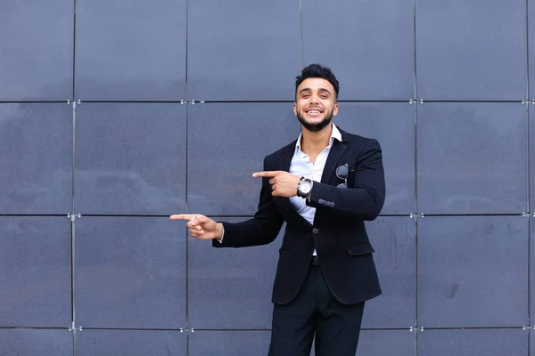 Árabe chico en negocios centro stands sonriendo caminar lento — Foto de Stock