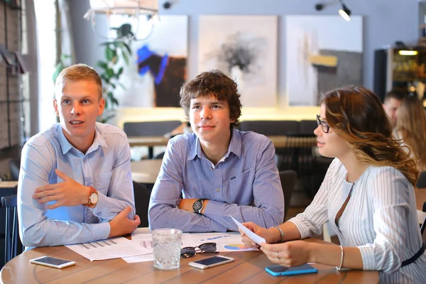 Equipe de negócios negocia falar e discutir — Fotografia de Stock