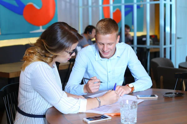 Joven equipo de negocios resolver problemas catálogo de hojas — Foto de Stock