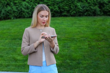 Ekran ve hızlı cep telefonu, güzel erkek tutar