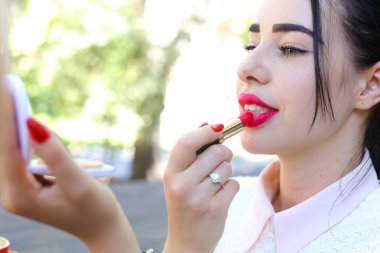 Kadının dudakları ve ruj