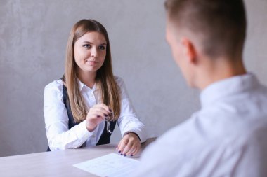 Erkek ve kadın ofis ve iş toplantı tartışıyor. Kız Si