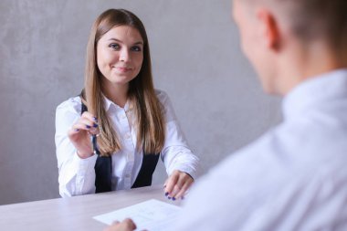 Erkek ve kadın ofis ve iş toplantı tartışıyor. Kız Si