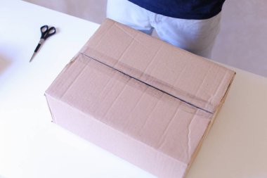 Her tarafta bant ile mühürlü kutular, Paketli taşıyıcı denetimlerini