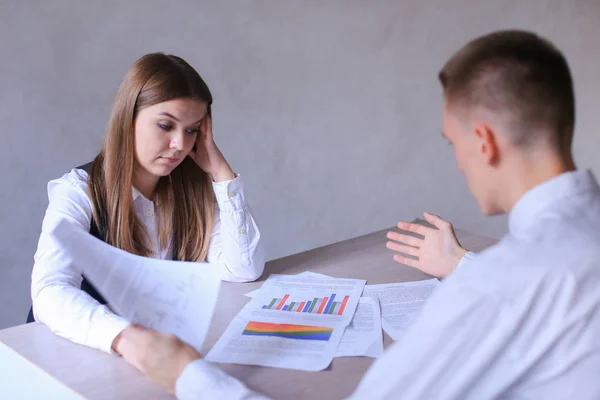 El hombre de negocios le dice a la chica sobre el trabajo. Hombre muestra a la mujer cómo trabajar Wi — Foto de Stock