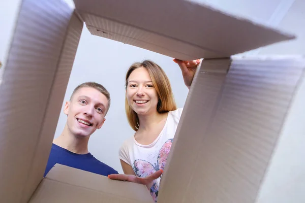Pareja de hombre y mujer abrió la caja, miró dentro de la caja, feliz, ex — Foto de Stock