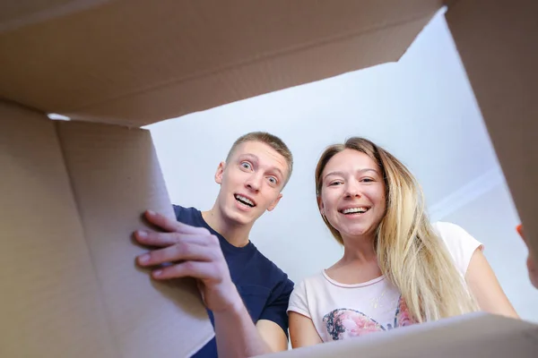 Hombre y mujer abrió la caja, miró dentro de la caja, feliz, saliendo de un — Foto de Stock
