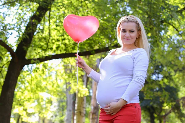 Hamile, kamera için poz ve gülümsüyor, LIF olmak güzel kadın — Stok fotoğraf