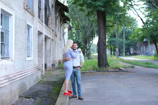 Gli amanti in posa per la fotografia, ridendo, in piedi accanto ad ogni ot — Foto Stock