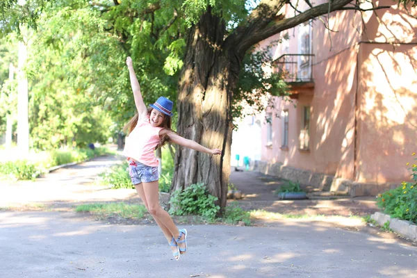 Hübsch süß weiblich mädchen kind jumping und having spaß im yard on — Stockfoto