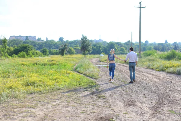 Bella coppia in piedi sulla strada — Foto Stock