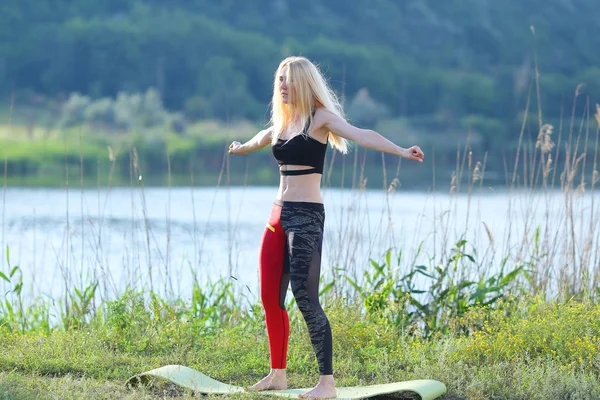 Junge schöne Frau hockt zeigt Ergebnispresse auf Bauch-Workout-Training mit Top — Stockfoto