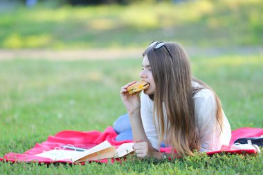 kadınsı çalışma park ve gıda snack bardaklarda yalan