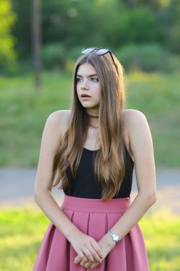 Genç güzel kız duygu zevk zevk mutluluk gösterir