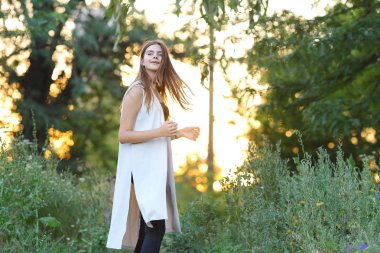 doğa genç kız duygular gösterir