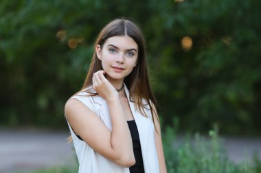 doğa genç kız duygular gösterir